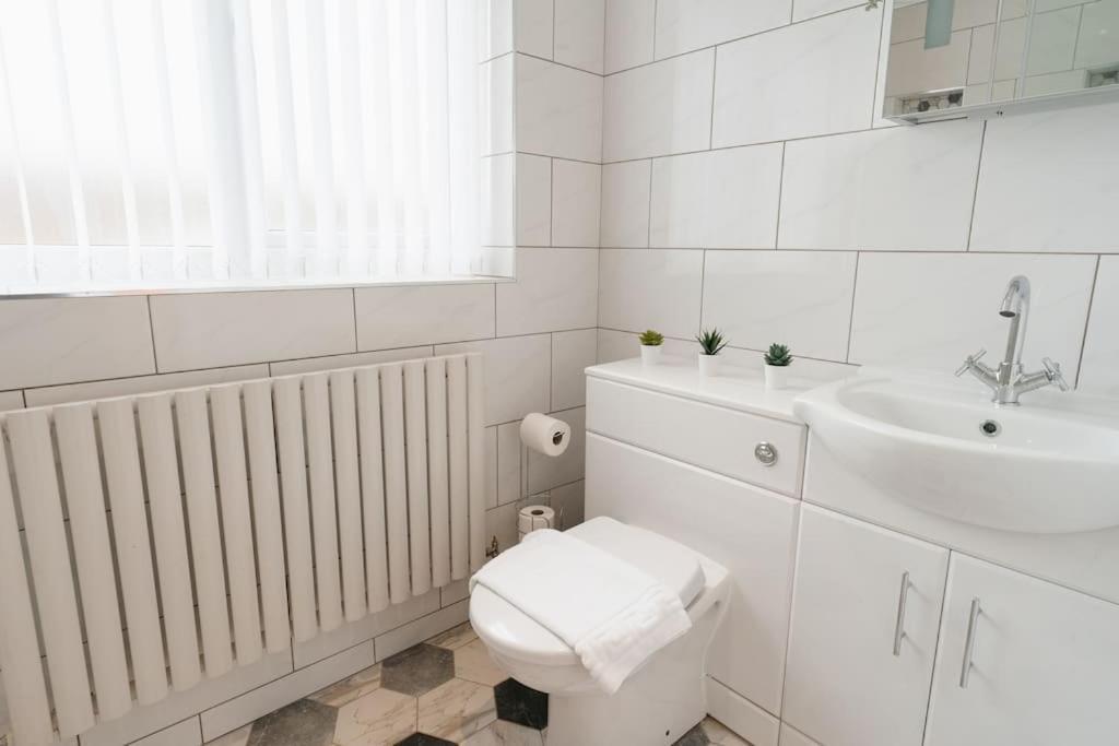 Prenton House, 3Br Close To Liverpool Birkenhead Esterno foto