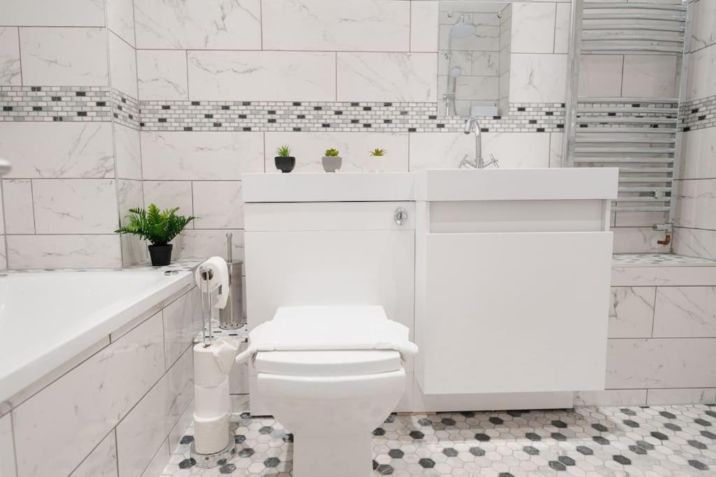 Prenton House, 3Br Close To Liverpool Birkenhead Esterno foto